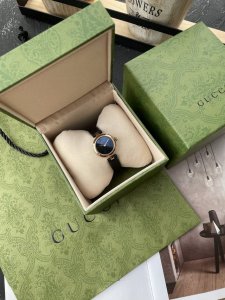 古驰 Gucci石英女表. 原装瑞士机芯、蓝宝石镜面、菱形图案表盘、不锈钢表壳表扣、小牛皮表带. 表径27 32Mm，完美品质。 纹理壳