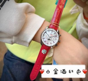 全新海马月相闪亮登场 爱你，便想为你摘星揽月 最新欧米茄海马系列月相至臻天文台为告白季而诞生惟妙惟肖的月相设计，搭配独特的锆石刻度饰于珍珠贝母表盘，逼真重现月球