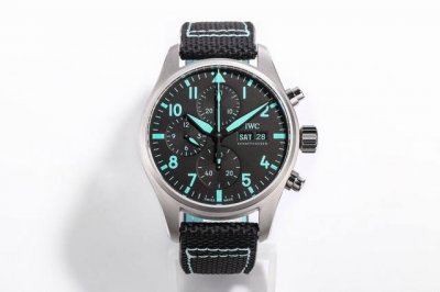 Tw新品 万国 Iwcamg工程师强强联手 骚气十足 赠送原装快拆表带一条 Iwc 万国 飞行员新款Iw388108 1.腕表采用喷砂哑光技术处理呈现钛效果，做