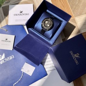 4902210颗施华洛世奇晶钻汇聚而成的璀璨星河 戴在腕间的漫天星辰 戴在手腕上的高级时装 是又是首饰 搭配各种风格 全套礼盒包装 无论是自留 还是用来送人 它