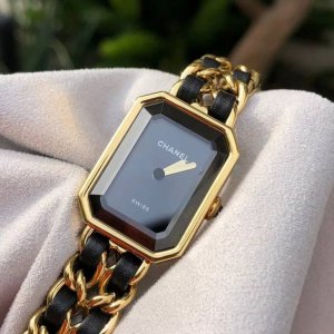 经过35年沉淀，不仅没有过时，反到越来越迷人，黑色漆面表盘，光滑如镜，简洁利落，不惧时光变迁，表镜如同切割过的宝石，剔透晶莹，