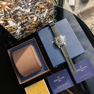 全套包装 新爆款百年灵超级海洋系列文化 黑加黄。原装进口瑞士机芯。500米高深度潜水表！44Mm表径，表镜弧面蓝宝石水晶玻璃，双面防炫。表冠旋入式把头双层密封垫