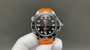 Ovs新品全新海马 米潜水表橙针款 橙色已成为欧米茄潜水表的标志性颜色 这一经典醒目的颜色不仅提升了腕表在水下的可读性和安全性，更让海马腕表呈现出独特的活力与美