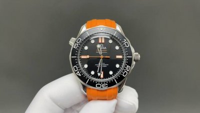 Ovs新品全新海马 米潜水表橙针款 橙色已成为欧米茄潜水表的标志性颜色 这一经典醒目的颜色不仅提升了腕表在水下的可读性和安全性，更让海马腕表呈现出独特的活力与美
