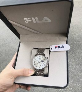 以前一直以为Fila是做服装，现在才知道手表也做，今天这款手表呢也是我喜欢的一款，整体的一个外观是金属表带加白色表盘，表盘也设计了三眼六针，也可以当做秒表使用，