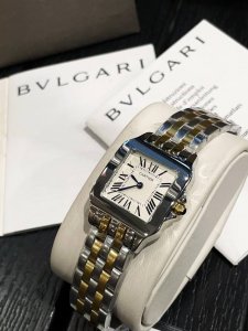 白 金 钻20卡地亚复古山度士系列中号尺寸：宽度26Mm长度36Mm 小号尺寸：宽度21Mm长度28Mm进口石英机芯，316L精钢表壳表链。蓝晶石表冠！淬火钢蓝