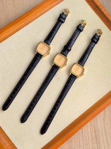 Rolex劳力士切利尼无字天书中古女款石英手表： 表盘24Mm，进口瑞士石英机芯。蓝宝石防花玻璃，牛皮压鳄鱼纹皮带，真空电镀18克金，30米防水，做工精致，性价