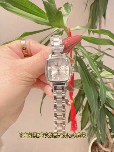 劳力士rolex #新品低调奢华女款古董表，小方表 石英机芯，合金材质与白金电镀，整体质感和气质都变了，精致感upup搭配小巧壳形，上手效果完美！尺寸28Mm