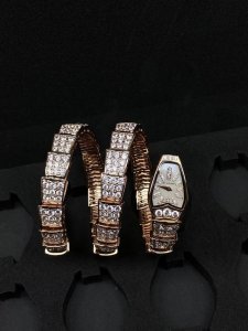 宝 格 丽 1240 腕表 Serpenti Spiga腕表结合了Serpenti的大胆风范与Spiga式传奇 Spiga在意大利语中意为“谷穗” ，将现代风