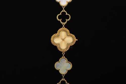 配盒 新品手链款 品牌：梵克雅宝-Van Cleef＆Arpels 系列：Alhambra手链款系列 腕表继续沿袭梵克雅宝的标志性图案散发恒久隽永的优雅气息，精
