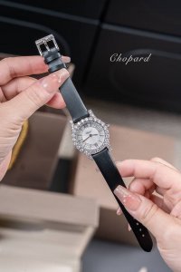 皮 ，钢380 萧邦Chopardl'heuredudiamant#系列腕表，采用品牌标志性“皇冠爪镶”工艺，以精湛技艺与风格为女性之美谱写出一曲奢美的颂歌，一