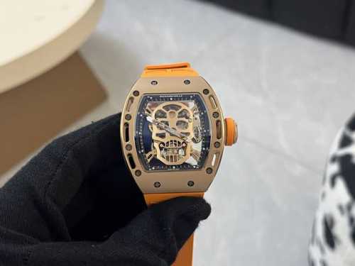 Richard Mille 最新升级一体机Rm052 鬼头经典传奇 永不落后 镂空骷髅头腕表．骷髅头轮廓突出，造型霸气不羁，具有震撼人心的魅力。搭配艳耀色彩的橡