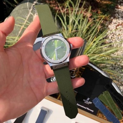 支持香港、美国直邮 荣耀登场，经典融合系列 耗时整整两年时间打造 542.Cm.1171.Rx，全新高科技陶瓷，打破前所未有, 市面罕有陶瓷圈拉丝工艺，融合各领