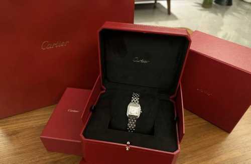 卡地亚猎豹小号开箱心得： 这款真的是“可以看时间的珠宝” 小号尺寸超级适合女生戴！精致又不失气场～ 表链触感温润，贴合手腕超舒服 作为首饰搭配绝绝子～可优雅可飒