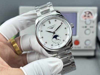 Gf 浪琴名匠系列月相40Mm腕表，搭载复刻L899.5一体机芯。 两大市场唯一』： 唯一对版自动陀真轴承 注意：此轴承并非贴片，没有浪琴机芯专用工具请不要乱拆