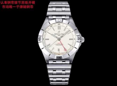 24 1厂-百年灵机械计时双时区自动机械腕表40 Chronomat Automatic Gmt 40 带双时区显示，兼具轻松闲适的美学气质，堪为旅行专属腕表。