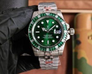 全新字面 三珠钢带的 五珠钢带 劳力士rolex 奢华极致满天星版本腕表 手工镶嵌打造，密镶顶级施华洛世奇美钻，奢华品质的诠释，璀璨夺目，魅力绽放。表壳表链全镶