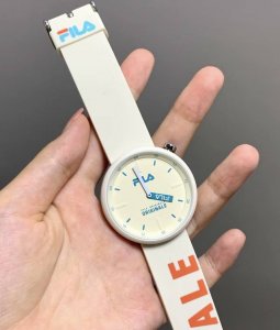 Fila斐乐 敲活泼大气腕表到啦～ 每个刻度都是分钟计时 第一感觉就是Hin卡通呀 而且包装也不错 自用或者送人嘟是不错的选择嘿嘿！