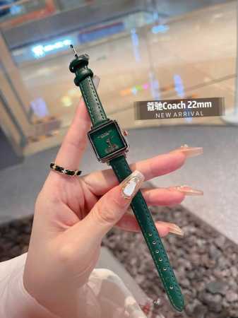 Coach 蔻驰cass系列茶玫瑰表盘小牛皮石英手表女表小方糖小方表。 机芯材质：石英机芯。 表带材质：进口小牛皮 网带 双按扣 表盘厚度：6.6Mm。 表盘尺 - 点击图像关闭