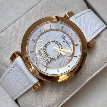 原盒:80 带全套包装！菲拉格慕fq4石英女表，保真！表径~37Mm，30米生活防水，防炫目蓝宝石玻璃，绝美表盘内“Gancino”标志可旋转，隐藏式把头设计， - 点击图像关闭