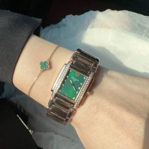 实拍 百达翡丽的Twenty Four系列，深得现代高雅时尚且充满活力的女性青睐。这款腕表是如此的迷人，适合所有场合佩戴，热情玫瑰金或充满贵族气质的白金，展现求