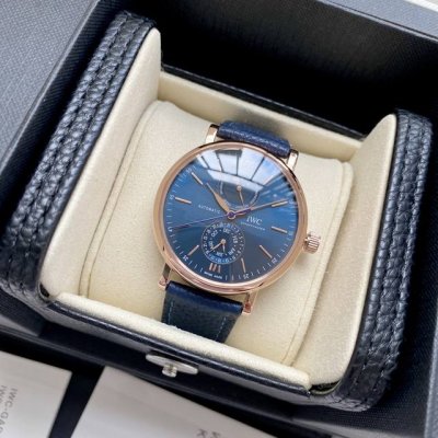 玫瑰金+20Iwc柏涛菲诺系列Iw3 01腕表是品牌推出的第一款配备全新自主研发全历模块的作品！ 而其他款式不同，此次表盘采用“上下双眼”布局，12点字位显示星