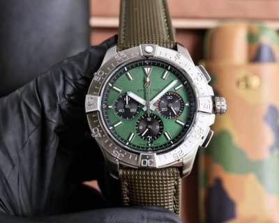 百年灵 Breitling 复仇者系列 日本多功能石英 43*13Mm 拱桥强化玻璃 意大利牛皮表带 原装扣 复仇者黑鸟侦察机 承载着改变历史的使命
