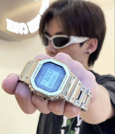 众男神的标配没想到居然是它 发觉男明星的穿搭就是很好盘点，常常都是All Black的一身，日常一套全黑既省事又是不出错的行头。 比如木村拓哉、王鹤棣、林俊杰、