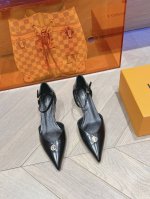 2024最新l家专柜最新尖头高跟凉鞋，完美楦型+Lv新元素扣子设计、女人味十足、高贵气质、原版倒模楦型，极致1:1形体，高端品质、进口高端面料呈现出精致质感！