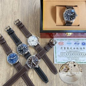 Iwc万国马克十八飞行员系列经典腕表，直径40Mm，采用全自动机械机芯，稳定零返修率。此腕表的特色在于精简至核心元素的设计理念，受到52T.S.C型大型飞行员腕