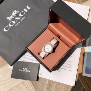 蔻驰Coach女式石英腕表！表径～28Mm，盈润舒适的陶瓷材质，搭配简约不规则立体花纹表盘，精致简约的风格和现代与经典的巧妙结合，陶瓷表带搭配时间刻度表壳，清新