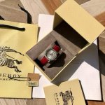 英国经典奢侈品牌，Burberry巴宝莉石英女式腕表，鹦鹉螺系列，Bby1705，知性优雅的方型表盘设计，经典又复古，堪称时尚界的典范，原装瑞士进口机芯，表径～