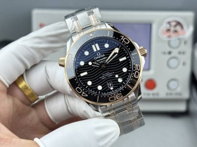 白 -金 Or-Factoy将开启复刻传奇的篇章。 这一前沿风尚的欧米茄海马300米系列腕表，采用进口316L精钢打造而成，表圈采用韩国高密度陶瓷，饰以白色珐琅