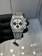 爱彼26331Or皇家橡树多功能计时机械腕表41Mm！ 特点：表壳结构跟足原装，装配方式原装一致，使厚度比以往的更薄！ 旋入式表冠，按入式的计时按钮跟原装一致，