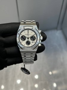 爱彼26331Or皇家橡树多功能计时机械腕表41Mm！ 特点：表壳结构跟足原装，装配方式原装一致，使厚度比以往的更薄！ 旋入式表冠，按入式的计时按钮跟原装一致，