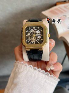 百达翡丽 镂空石英 梭角分明的面钉在方型的腕表上更有独特个性。