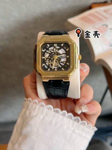 百达翡丽 镂空石英 梭角分明的面钉在方型的腕表上更有独特个性。