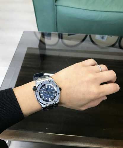 品牌:A爱彼皇家橡树离岸型 :系列:15703系列 设计:特有的八角型表圈表达出棱角分明线条 :机芯:搭载原版顶级进口机械机芯性能稳定 内圈:316精钢表壳内置
