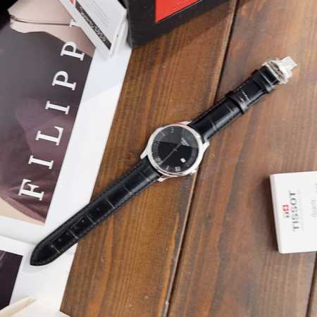 钢带+20 天梭T063皮带款俊雅系列，简约的表盘设计，表径42Mm，约7毫米超薄表盘，上手舒适！简单优雅的设计深受消费者喜爱，采用瑞士石英机芯，稳定性毋庸置疑 - 点击图像关闭