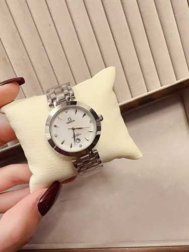 金+20 钻+30 欧米茄 Omega 精品女神腕表。精致唯美的设计，让您的美丽无处不在，也将华丽与经典融合，创造出惊艳巨作，表盘清新淡雅，色彩的格调将华丽装点
