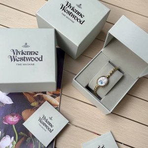 Vivienne Westwood中古手表系列 时光荏苒，但经典永恒。Vivienne Westwood中古链条手表，进行独特设计与不朽风采，将美丽的昔昔与现代