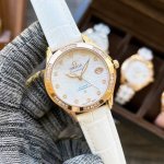 新款上市 欧米茄---优雅气质女士腕表，表壳独具匠心的创意、轻盈舒适，表链由符合人体工程学设计弧形陶瓷间钢链组成，完美贴合女性的纤细玉腕，尺寸35Mm，搭载日本