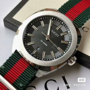 gucci 古驰石英男式腕表，Gg2570系列运用1970年代的几何设计，搭配圆润抛光的方形表壳，内圆外方使整表赋予了一丝复古气息和浓郁的时尚元素，搭载原装瑞士
