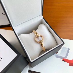 古驰Guccl最新手镯款，表径25Mm，厚度7.5Mm，蓝宝石玻璃，表面把头都有经典双G Logo设计元素，非常经典，适合小手腕佩戴