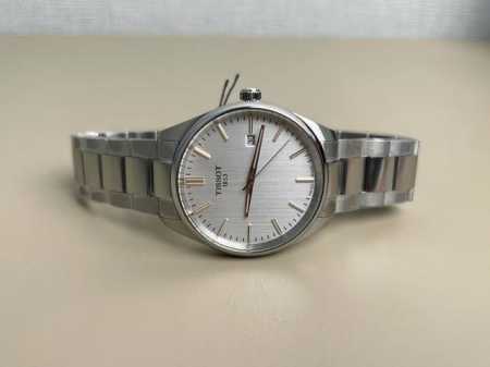 tissot 天梭 男士腕表 Pr100系列 参考价格 人民币左右 40Mm表径 三针日历显示，瑞士进口机芯 走时精准 、精钢表带表壳、蓝宝石玻璃镜窗 耐磨耐刮 - 点击图像关闭
