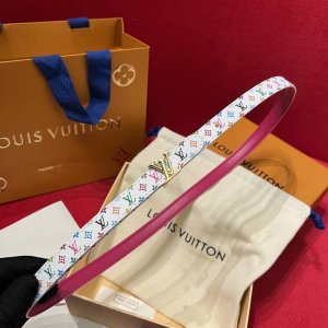 L家 新款腰带 时尚姐妹必入 官网爆款女士腰带来啦！原单品质 细节完美 Monog-Am帆布+头层牛皮 双面随心搭配 珠宝级金属搭扣 日常通勤约会都能Hold住