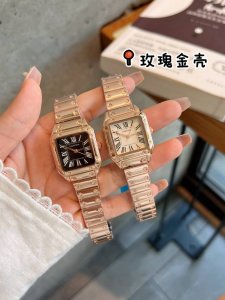 新款Santos-Dumont卡地亚腕表，经典罗马数字时标，矿物质水晶镜面。钢带蝴蝶扣。