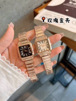 新款Santos-Dumont卡地亚腕表，经典罗马数字时标，矿物质水晶镜面。钢带蝴蝶扣。