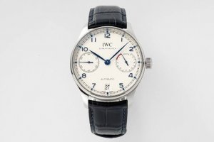 Zf 葡萄牙系列7天动能机械腕表 型号Iw500713。葡萄牙系列诞生于20世纪30年代，设计堪称典范，不仅尺寸醒目，更饰有简约的阿拉伯数字时标，纤细的柳叶形指