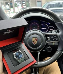 超级玩家蓝色盘面着实是非常经典，再配上经典的方形巧克力浮雕压纹图案，让整个盘面更加生动立体，不管是正装还是休闲场合，这只表都可以轻松 Hold 住。